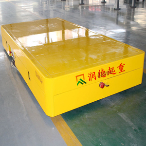 KPW無(wú)軌電動(dòng)平車是以蓄電池為動(dòng)力源的無(wú)軌橡膠輪運(yùn)輸車